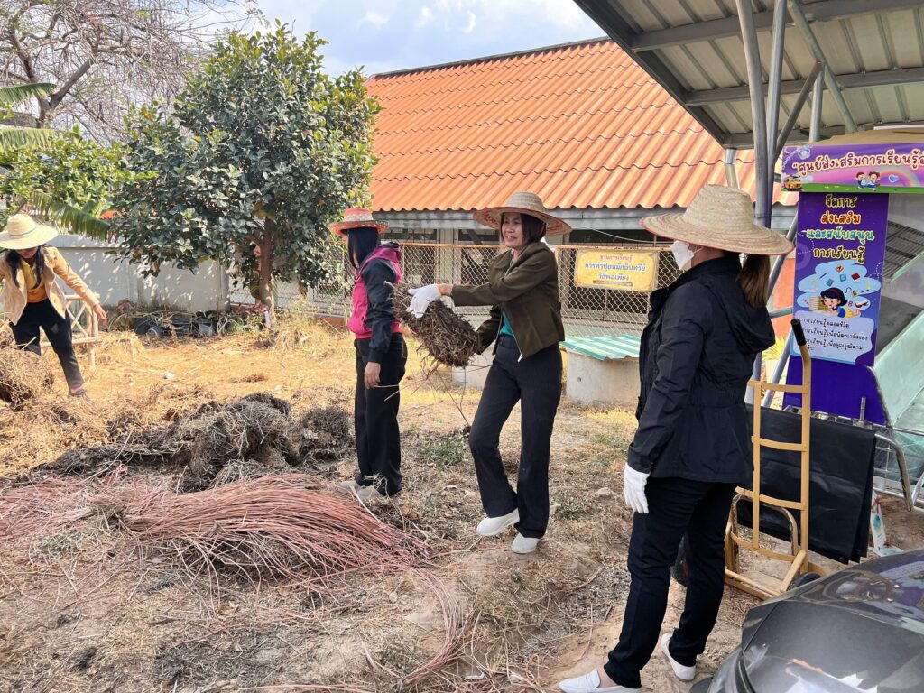 ร่วมทำกิจกรรม 5 ส. ทำความสะอาดบริเวณโดยรอบ สกร.ระดับอำเภอทรายมูล