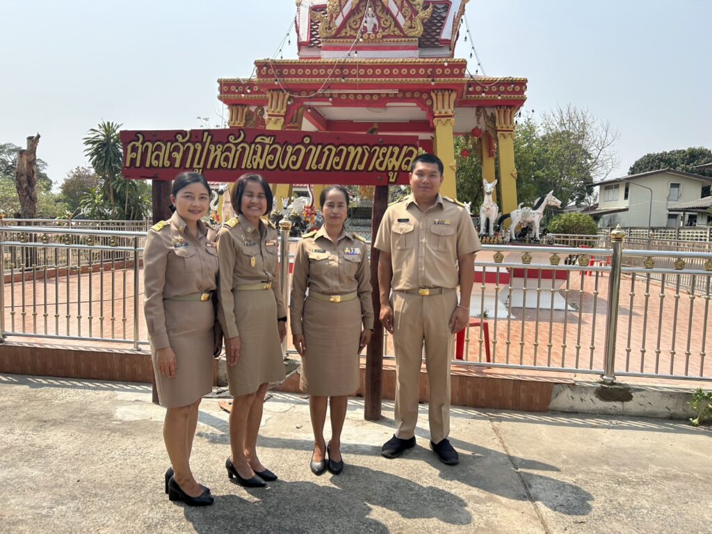 สักการะศาลเจ้าปู่หลักเมืองอำเภอทรายมูล