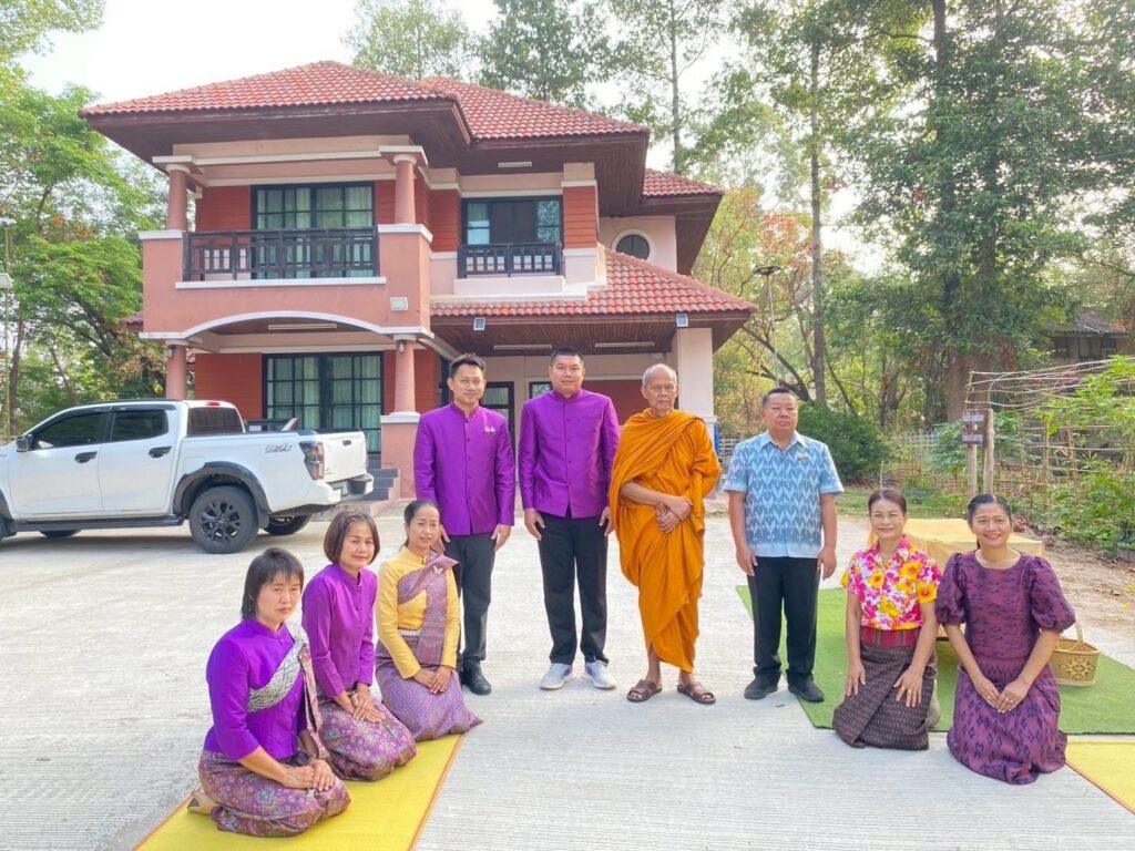 เข้าร่วมพิธีทำบุญตักบาตร พิธีสงน้ำพระพุทธรูป และรดน้ำขอพรนายอำเภอทรายมูล