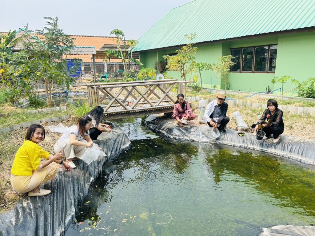 ร่วมทำกิจกรรมปรับปรุงภูมิทัศน์สวนตามรอยพ่ออย่างพอเพียงและกิจกรรมปล่อยปลา