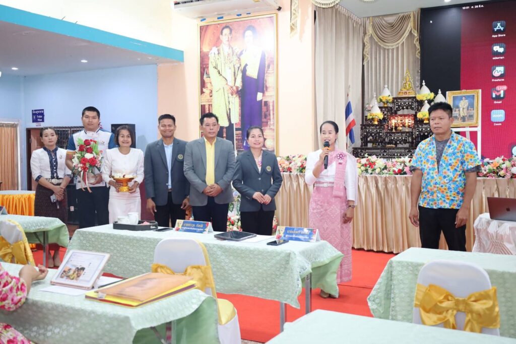 เข้าแนะนำตัวกับ นายมนตรี แก้วใส ผู้อำนวยการโรงเรียนทรายมูลวิทยา และร่วมแสดงความยินดีกับ นายศราวุธ กัลปดี รองผู้อำนวยการโรงเรียนทรายมูลวิทยา