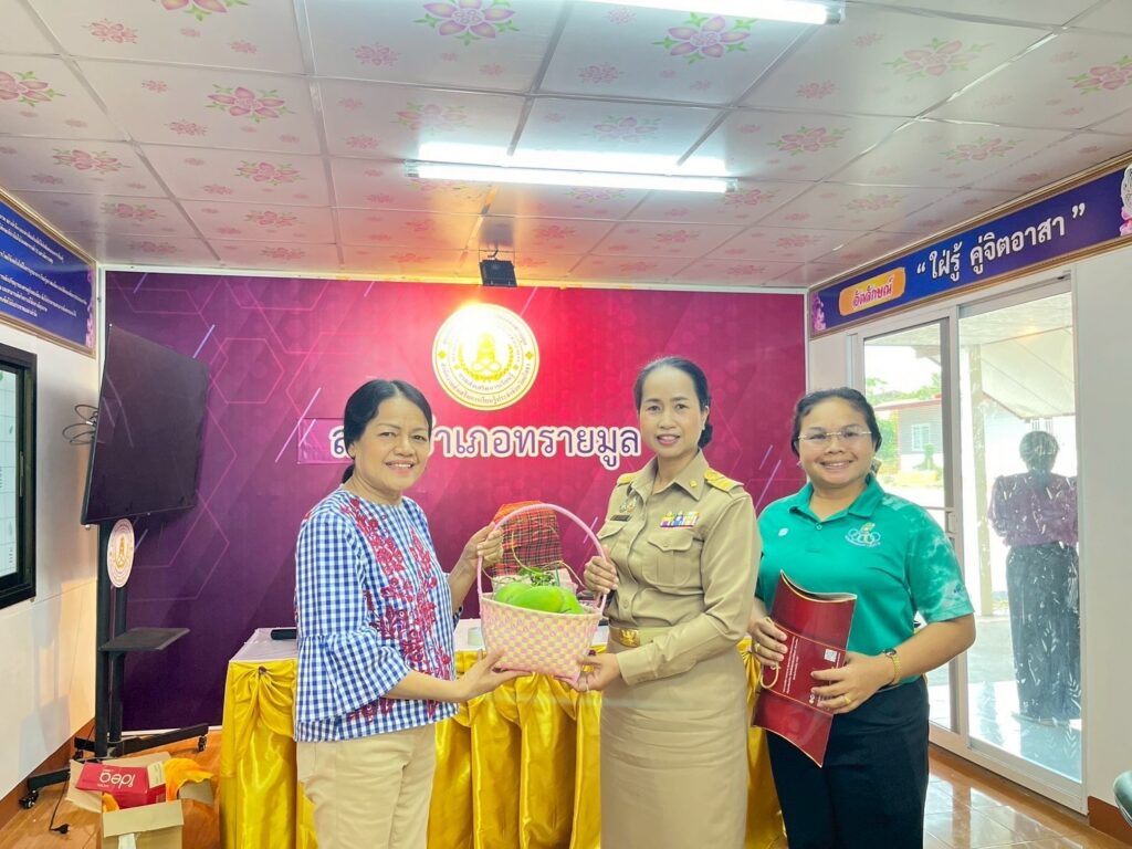 จัดโครงการศูนย์ฝึกอาชีพชุมชน อาชีพระยะสั้น กลุ่มสนใจวิชา การทำเข็มกลัดจากผ้า จำนวน 6 ชั่วโมง ให้แก่นักศึกษาและประชาชนอำเภอทรายมูล