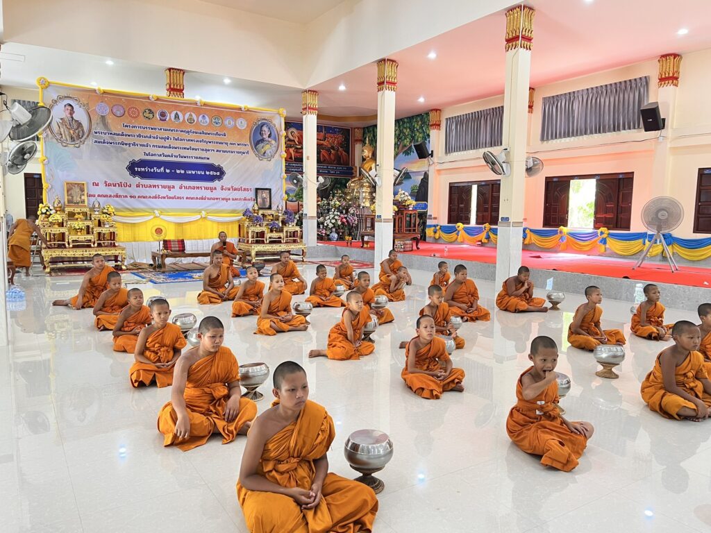 ร่วมเป็นเจ้าภาพภัตตาหารเพล และ ถวายน้ำปานะแด่สามเณร ในโครงการบรรพชาสามเณรภาคฤดูร้อนเฉลิมพระเกียรติพระบาทสมเด็จพระเจ้าอยู่หัว
