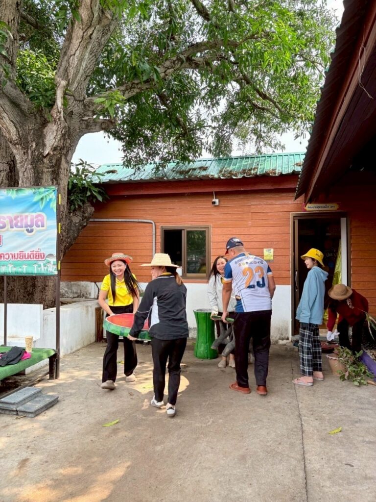 ทำกิจกรรม 5 ส. ทำความสะอาดบริเวณรอบห้องสมุดประชาชนและบริเวณโดยรอบของสำนักงาน