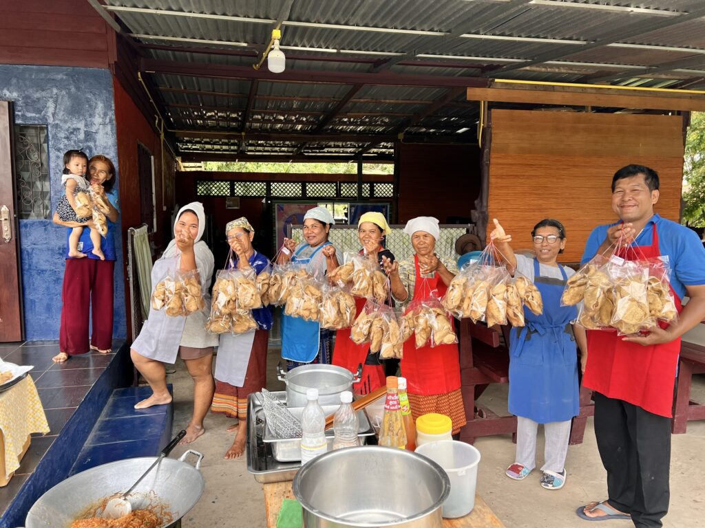 โครงการศูนย์ฝึกอาชีพชุมชน การศึกษาเพื่อพัฒนาอาชีพระยะสั้น รูปแบบกลุ่มสนใจ วิชาการทำข้าวเกรียบปลา