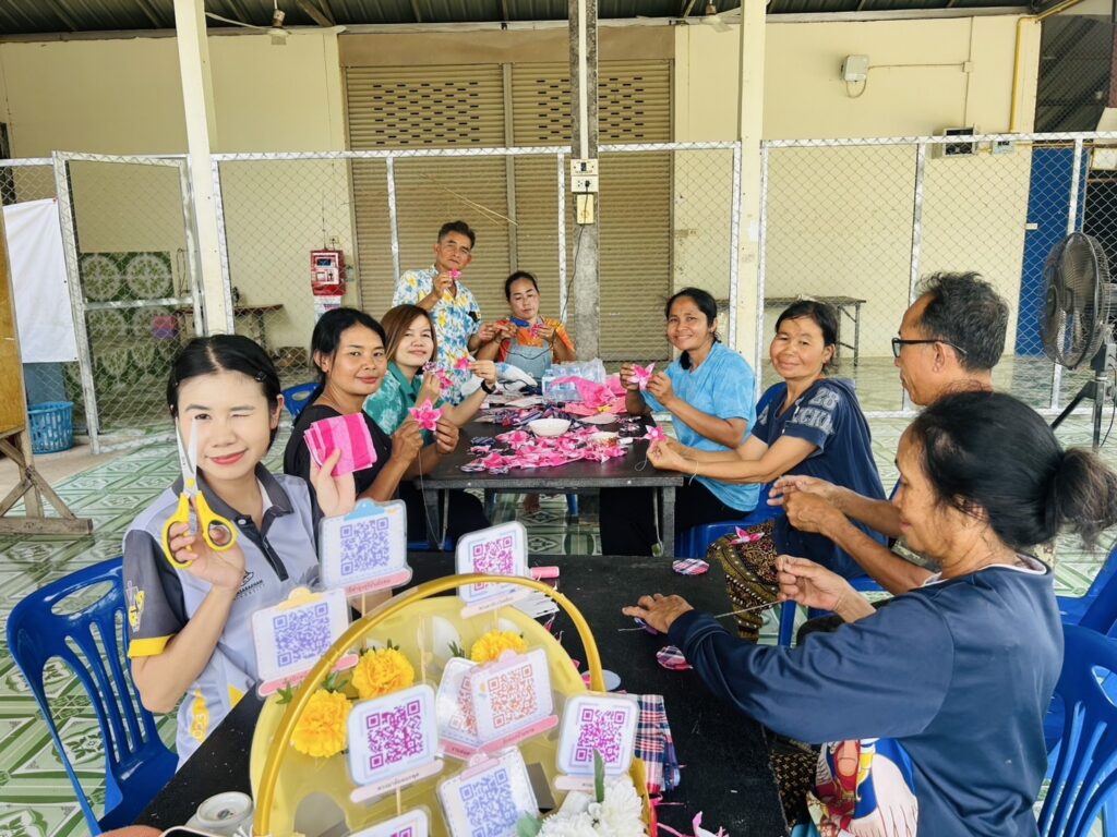 โครงการศูนย์ฝึกอาชีพชุมชน การศึกษาเพื่อพัฒนาอาชีพระยะสั้น หลักสูตร 6 ชั่วโมง รูปแบบกลุ่มสนใจ ประจำปีงบประมาณ 2568 วิชาการทำเข็มกลัดจากเศษผ้า