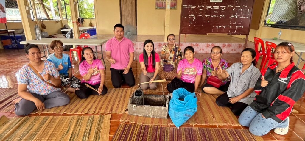 จัดโครงการศูนย์ฝึกอาชีพชุมชน รูปแบบกลุ่มสนใจ วิชาการทำขี้ใต้จุดไฟ