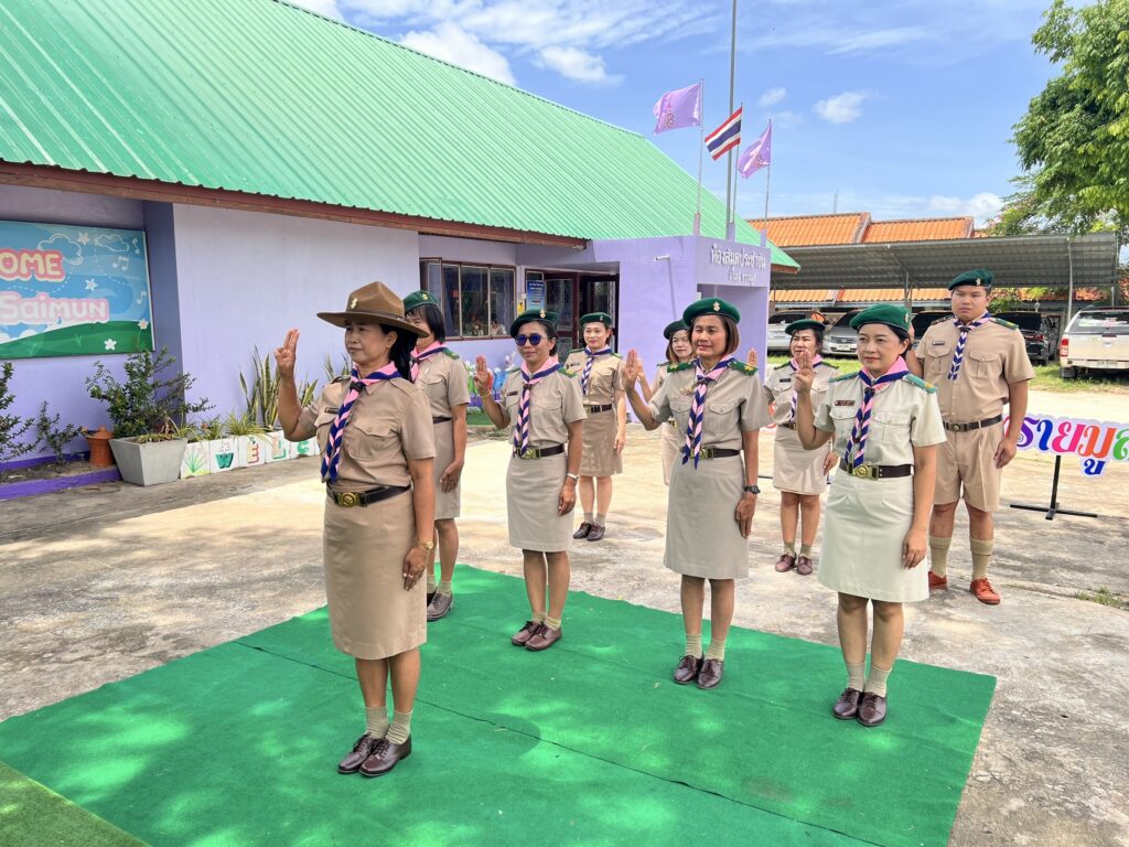 ประกอบพิธีทบทวนคำปฏิญาณและบำเพ็ญประโยชน์รอบบริเวณอาคารสำนักงาน เนื่องในวันคล้ายวันสถาปนาคณะลูกเสือแห่งชาติ