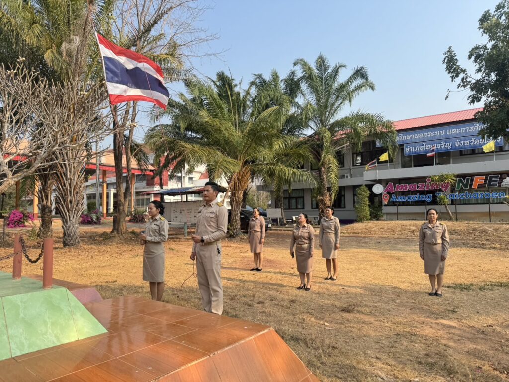 เข้าแถวเคารพธงชาติทุกวันจันทร์ของสัปดาห์