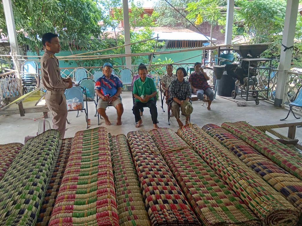 การทอเสื่อจากวัสดุธรรมชาติ กลุ่มสตรีบ้านหัวขัว