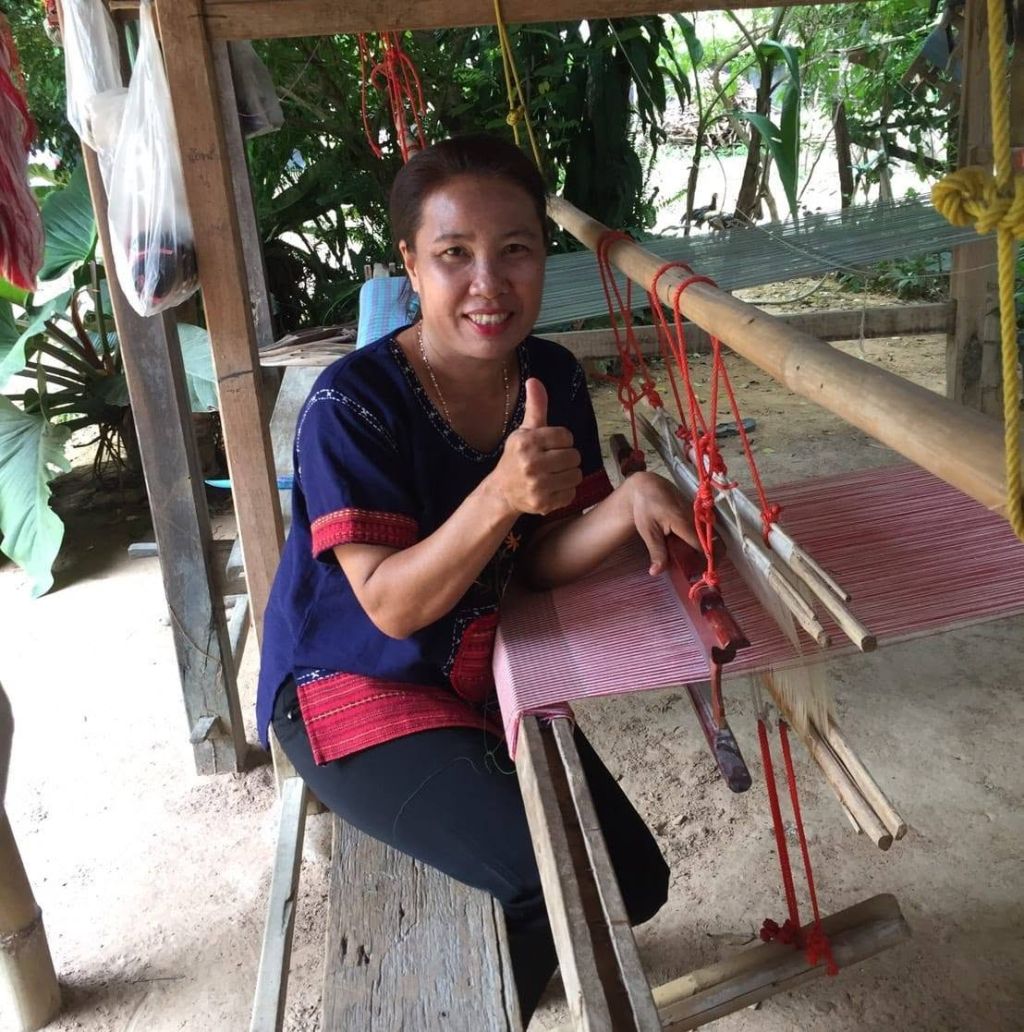 กลุ่มทอผ้าพื้นเมืองและภูมิปัญญาบ้านนาถ่ม