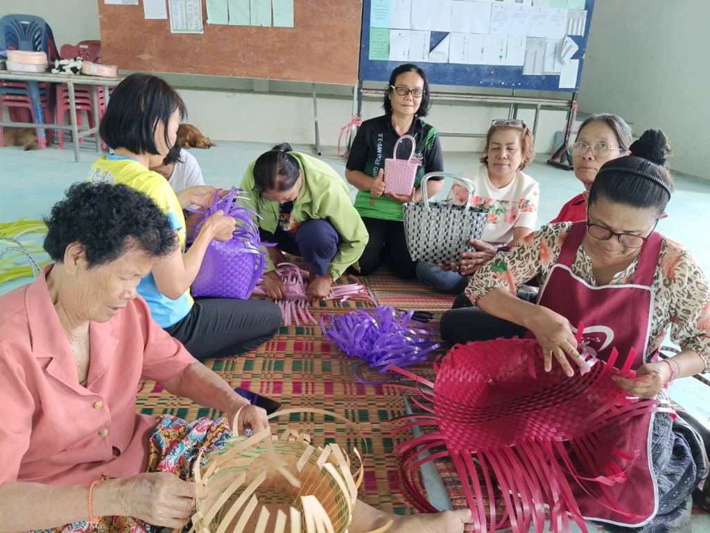 กลุ่มสานตะกร้าจากเส้นพลาสติก